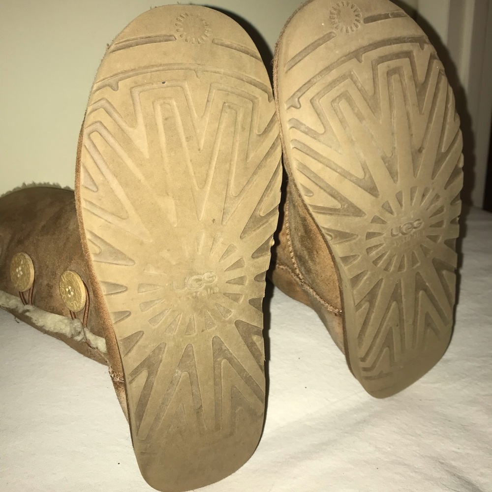 Triple Bailey Button Uggs - Picture 6 of 6